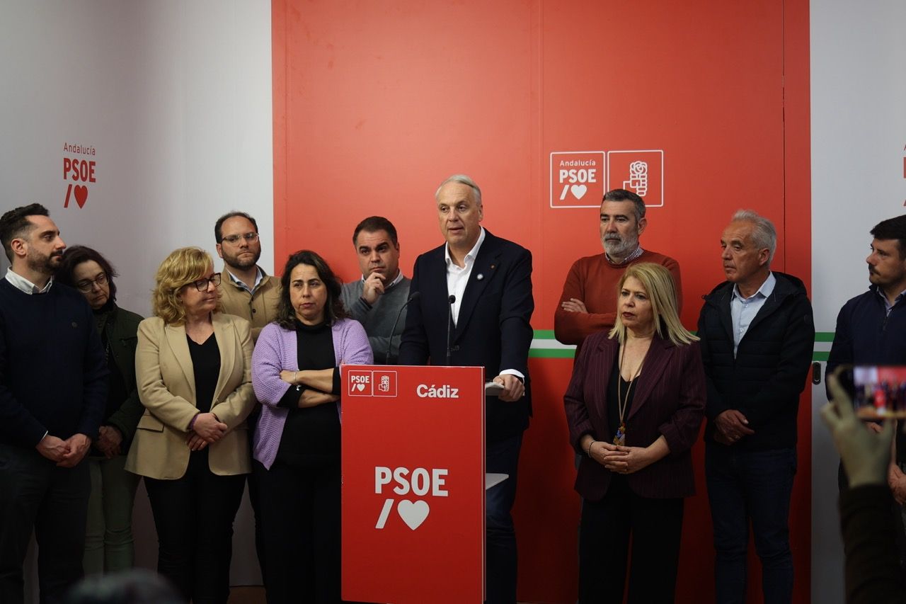 Juan Carlos Ruiz Boix, secretario general del PSOE de Cádiz, en rueda de prensa acompañado por parte de su ejecutiva.