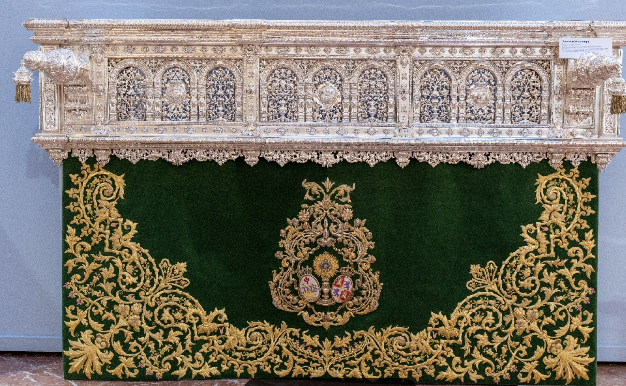 Los nuevos faldones bordados de la Hermandad de San Roque, una de las piezas más destacadas de la muestra.