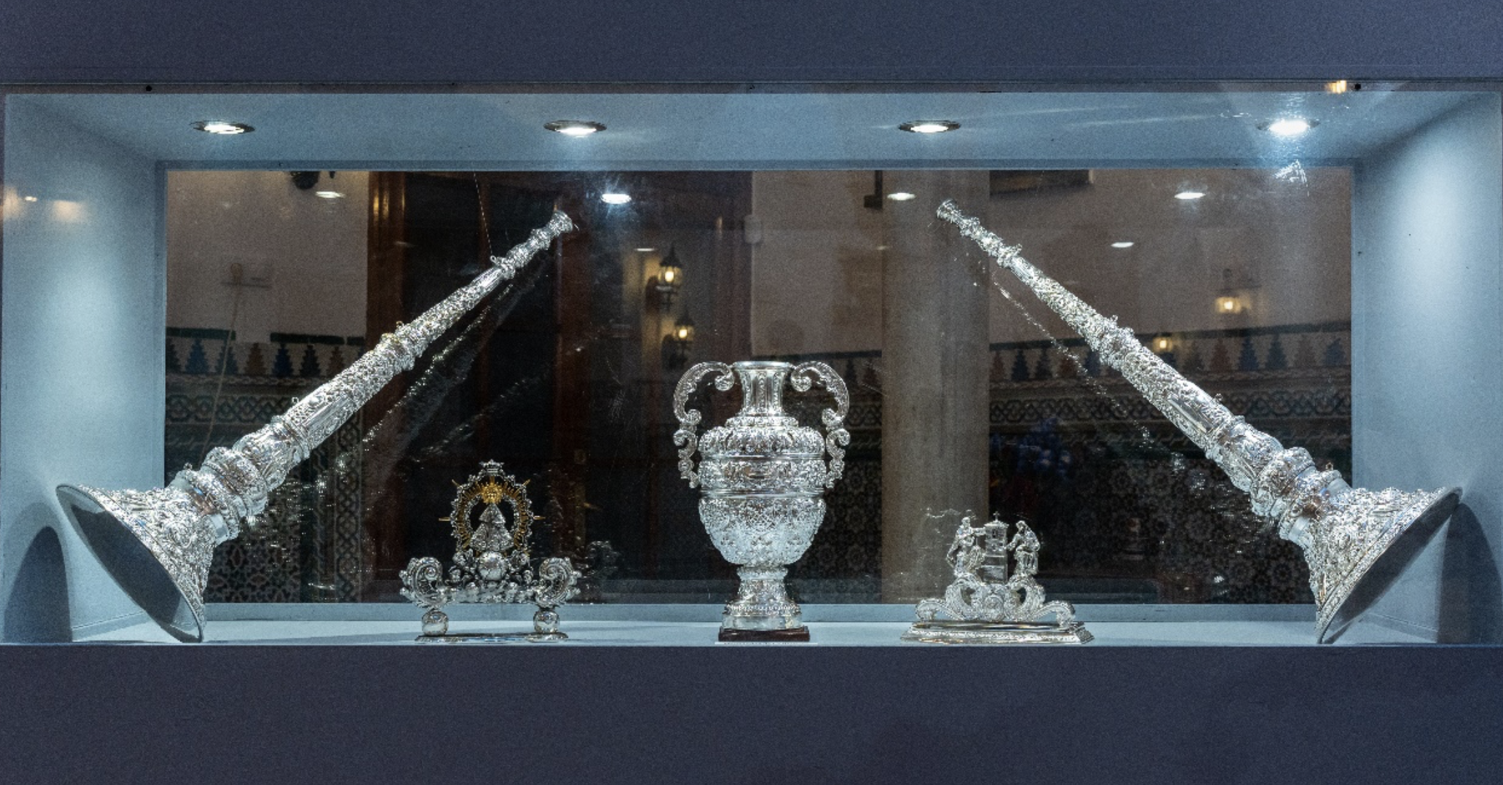 Jarras, bocinas y llamadores en un expositor.