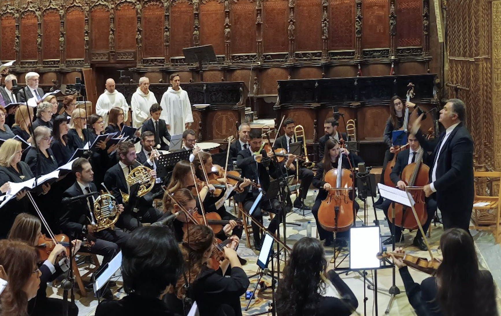 La orquesta en el coro de la Catedral de Sevilla. 
