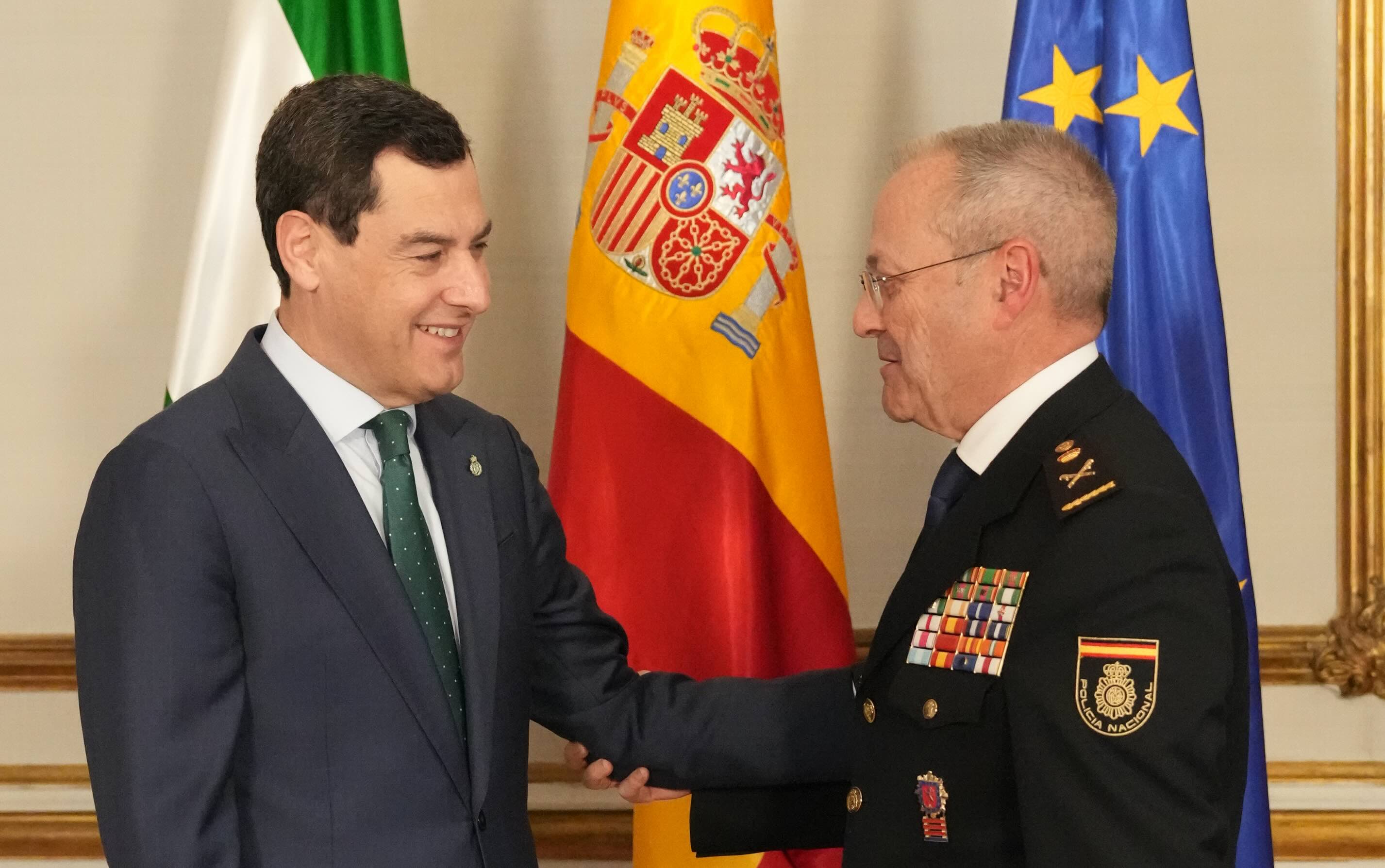 Juanma Moreno recibe en San Telmo al jefe superior de Policía de Andalucía Occidental, Andrés Martín Garrido, antes de su jubilación.