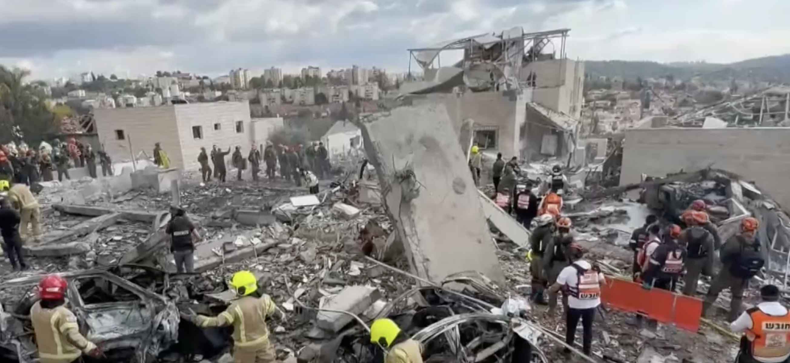 Equipos de emergencias en una de las zonas bombardeadas en la guerra entre Estados Unidos e Irán. Equipos de emergencias en una de las zonas bombardeadas en la guerra entre Estados Unidos e Irán.