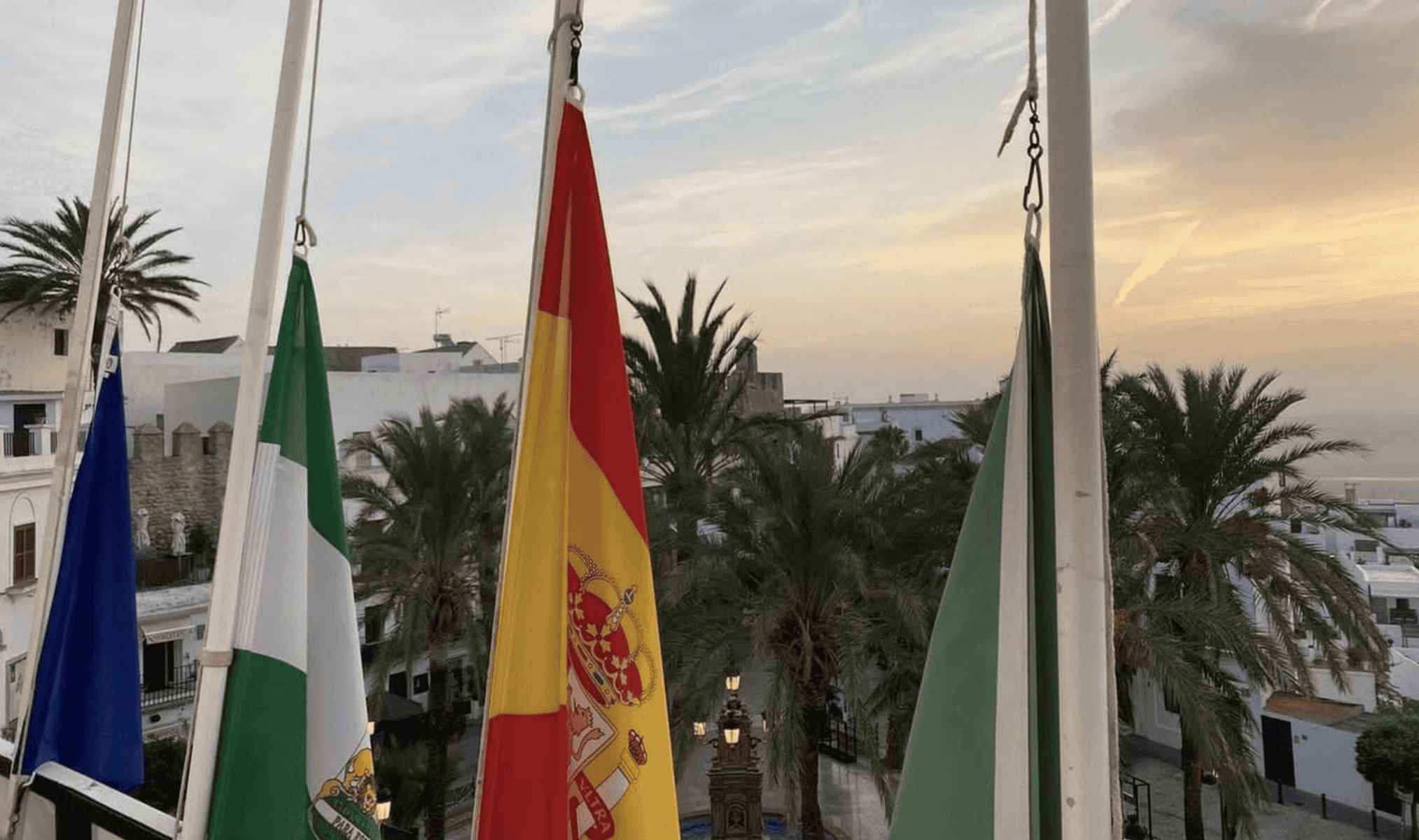 Las banderas oficiales ondearán en Vejer este martes a media asta por la muerte de Manuel Jiménez. Las banderas oficiales ondearán en Vejer este martes a media asta por la muerte de Manuel Jiménez.