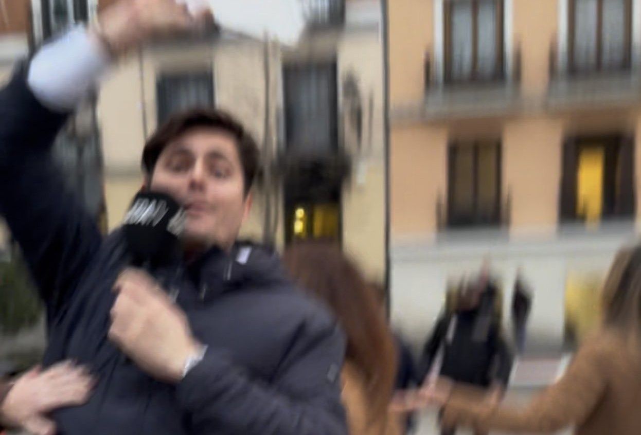 Vito Quiles en el momento que denuncia Santaolalla. Vito Quiles en el momento que denuncia Santaolalla.