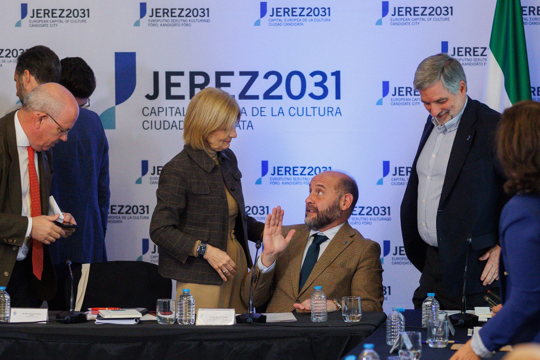 Momentos previos a la rueda de prensa de presentación de la defensa de la candidatura de Jerez 2031, este martes en el salón noble del Ayuntamiento en una mesa presidida por el Consejo Rector, con la alcaldesa al frente. Momentos previos a la rueda de prensa de presentación de la defensa de la candidatura de Jerez 2031, este martes en el salón noble del Ayuntamiento en una mesa presidida por el Consejo Rector, con la alcaldesa al frente.