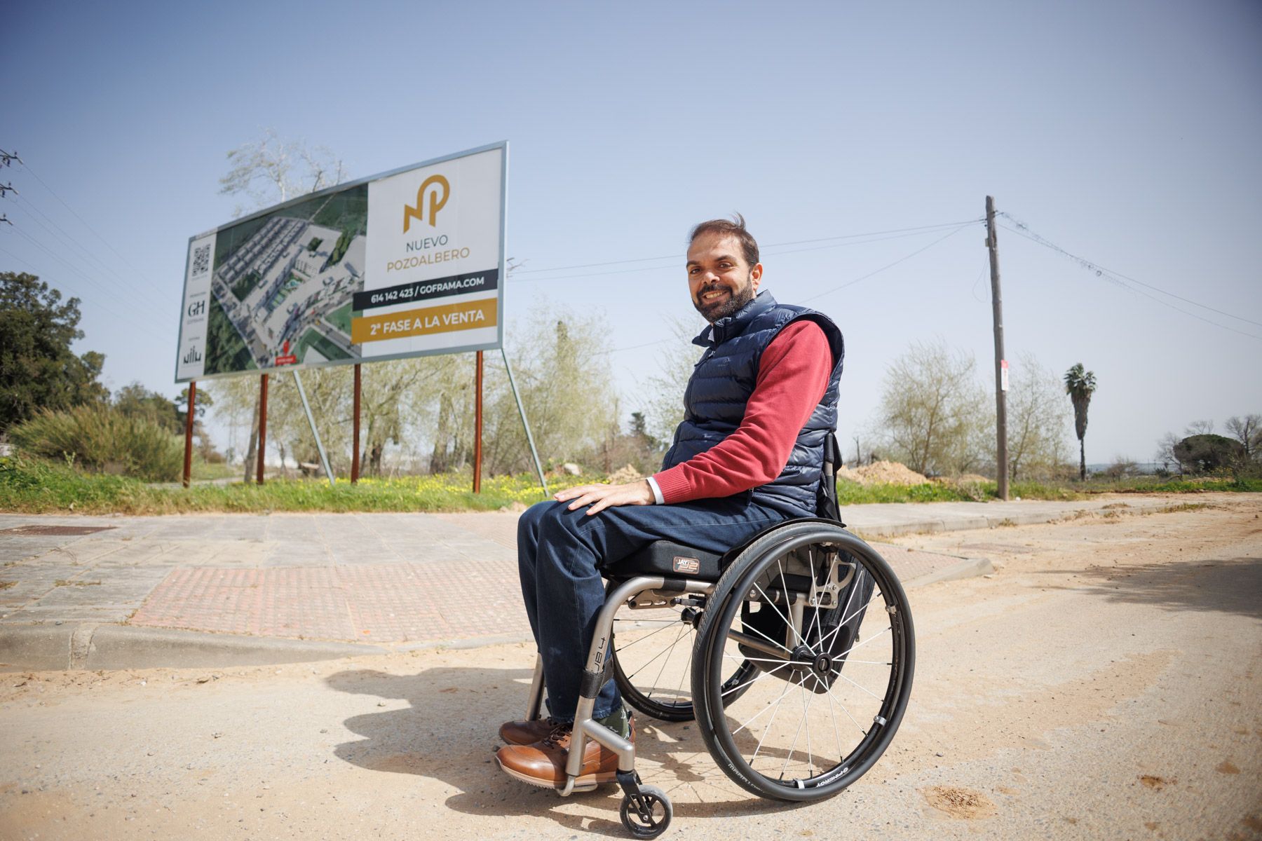 El empresario tetrapléjico Francisco Javier Zuasti, tras la entrevista con lavozdelsur.es, posa ante la promoción que va a levantar en Pozoalbero Norte, en Jerez, en días pasados.