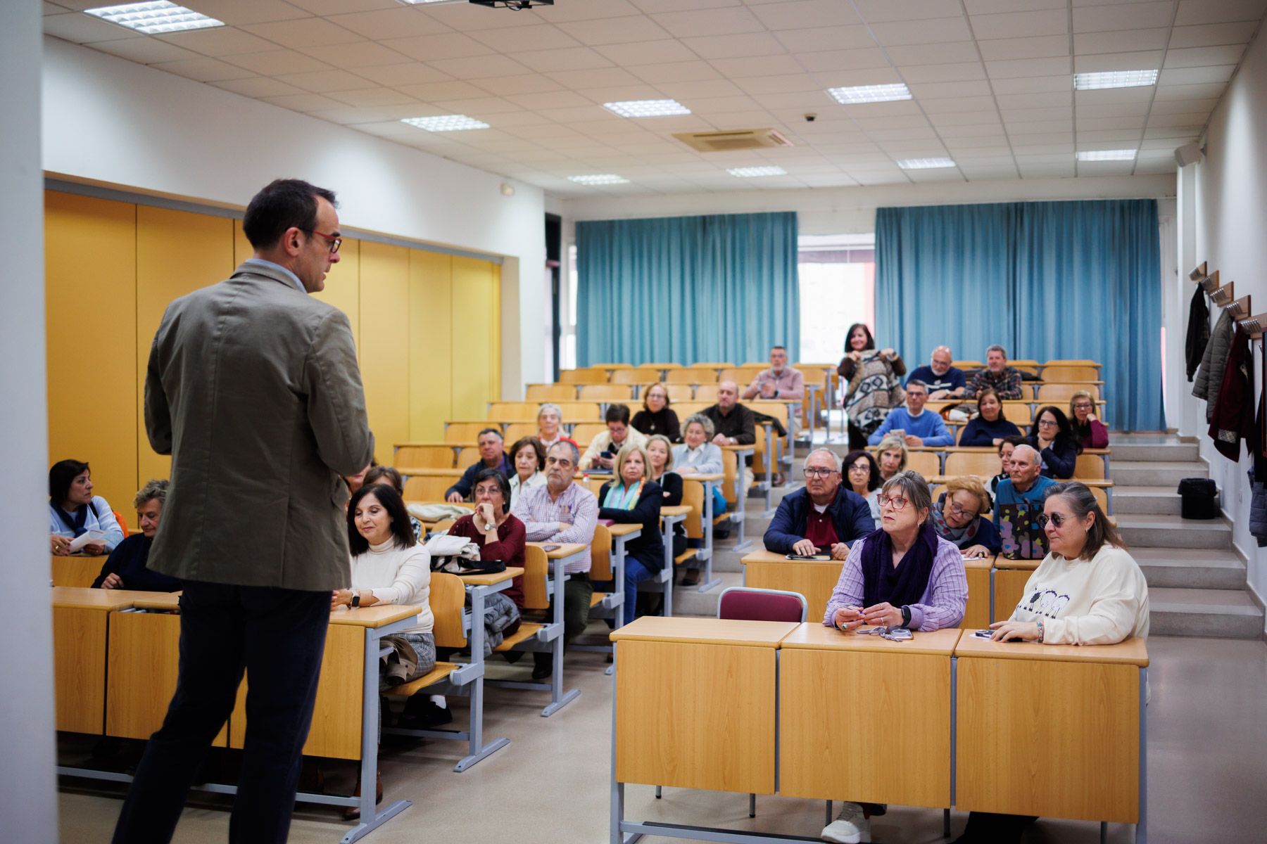 Los estudiantes mayores atienden a la lección en una clase del Campus de Jerez.