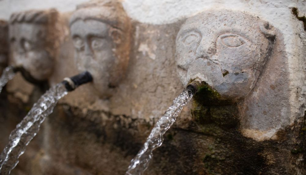 La fuente permanecía atascada tras el temporal.