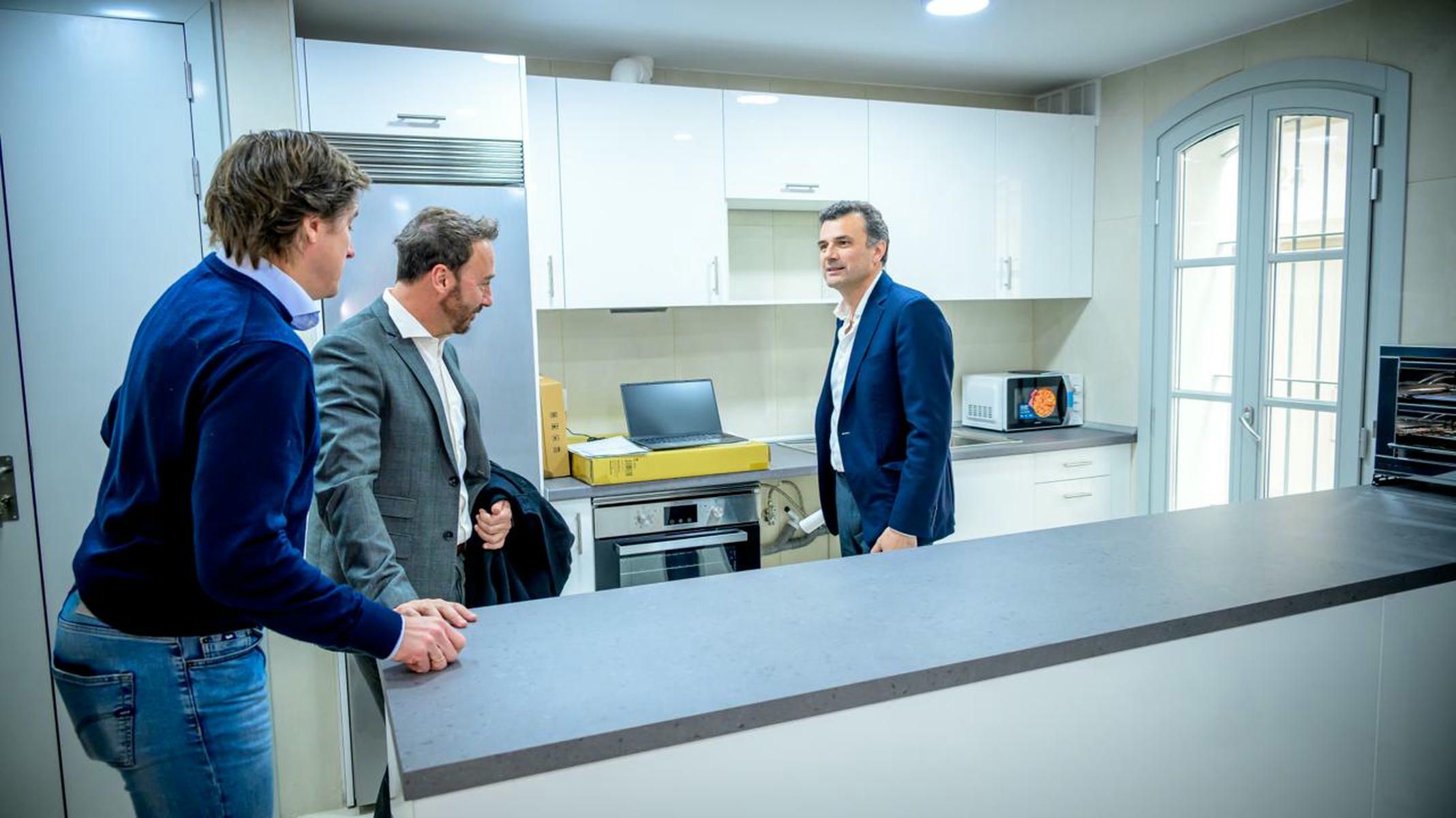 La reapertura del albergue de Macías Rete, con Bruno García en una cocina.