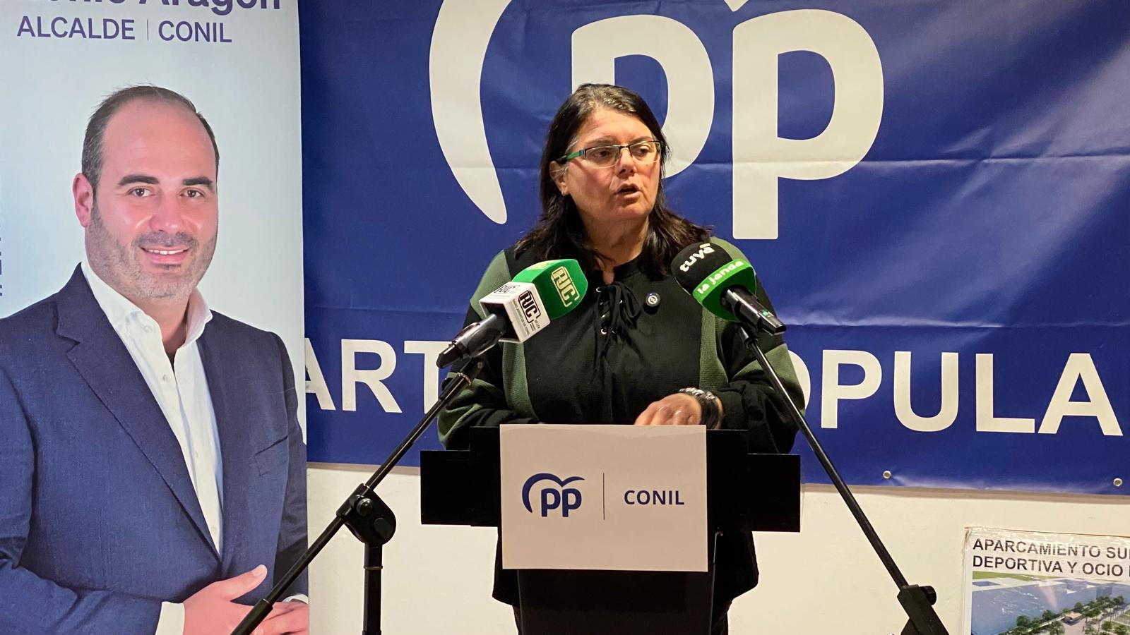 Fuensanta Ureba, del PP de Conil, en rueda de prensa.