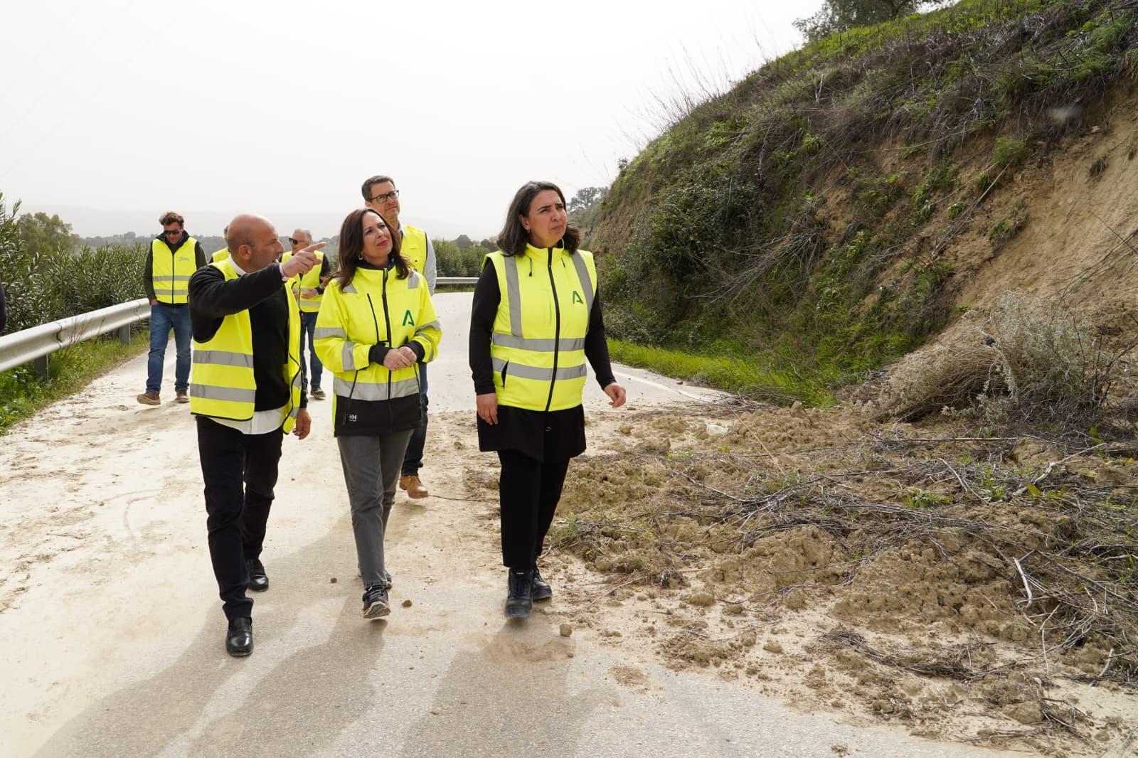 La consejera Rocío Díaz, en las obras de la carretera, este martes.