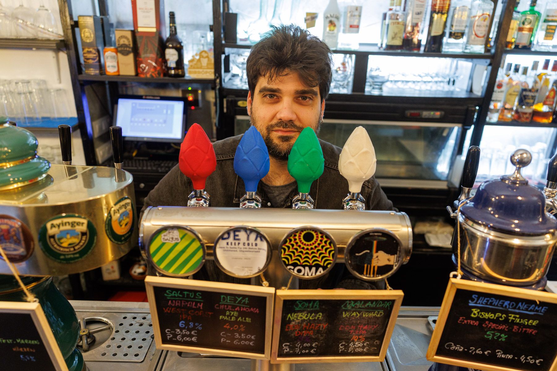 Alberto Cala, ante algunos de los tiradores de cerveza en su establecimiento.