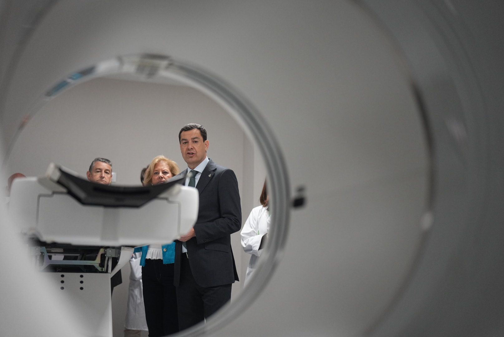 Juanma Moreno, en el Hospital Costa del Sol de Marbella.