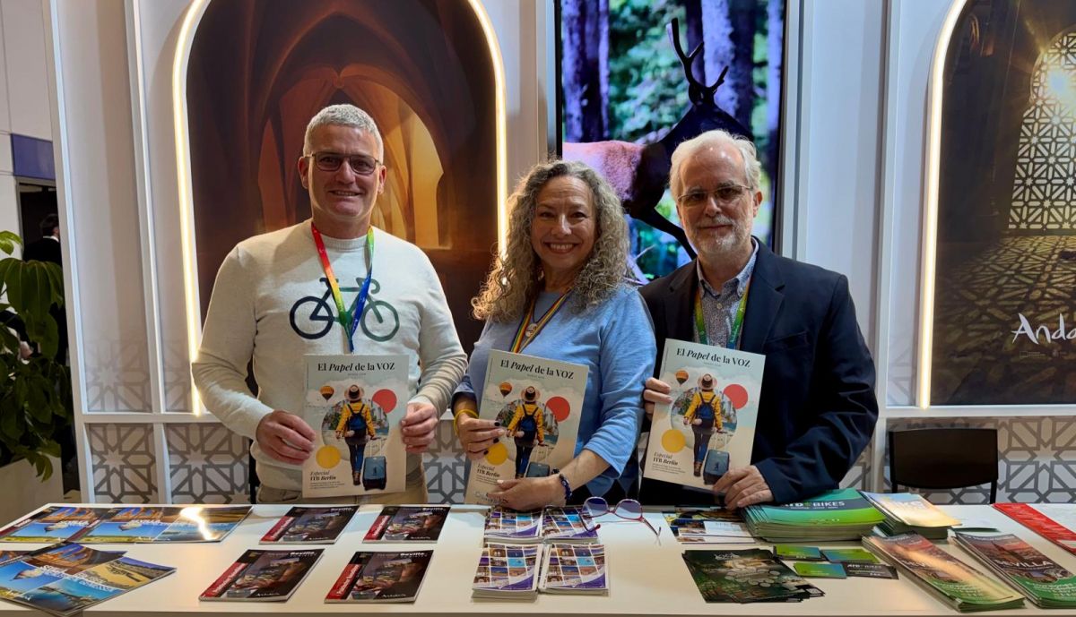 Carlos Ortiz dtor. Cial. ATS Bike junto a Elisa Simón y Daniel Artos de Viajes Creative