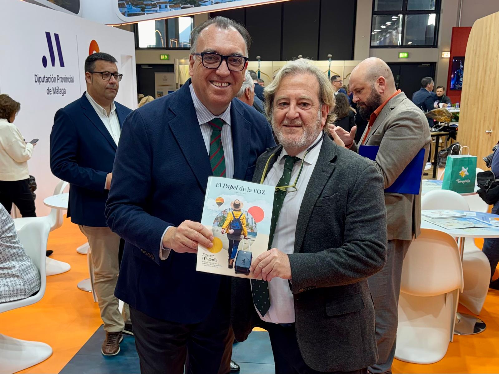 El consejero de Turismo, Arturo Bernal, y el director comercial de lavozdelsur.es Carlos Vega. El consejero de Turismo, Arturo Bernal, y el director comercial de lavozdelsur.es Carlos Vega.