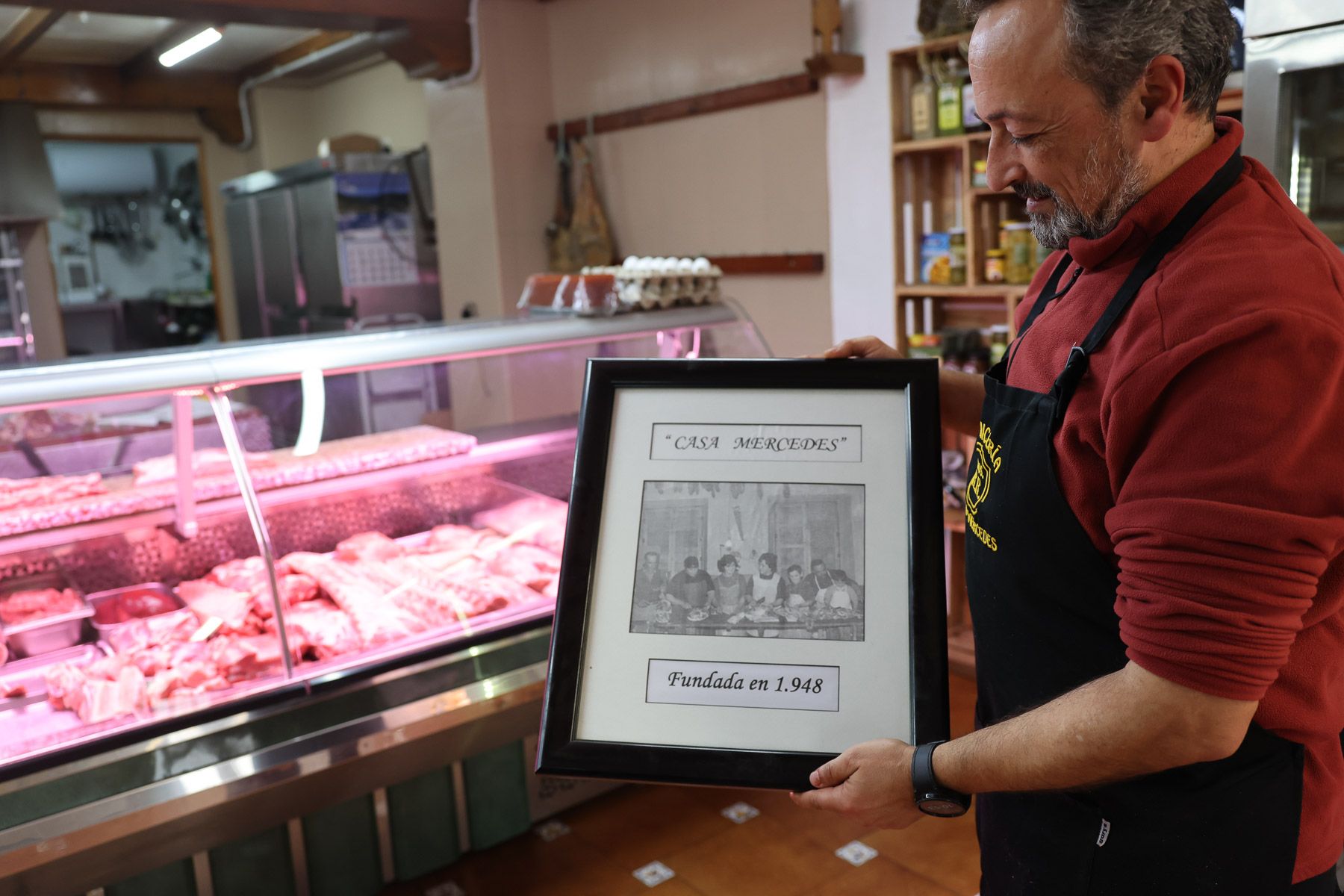 Jesús Ramírez, uno de los dueños de la carnicería Casa Mercedes de Grazalema.
