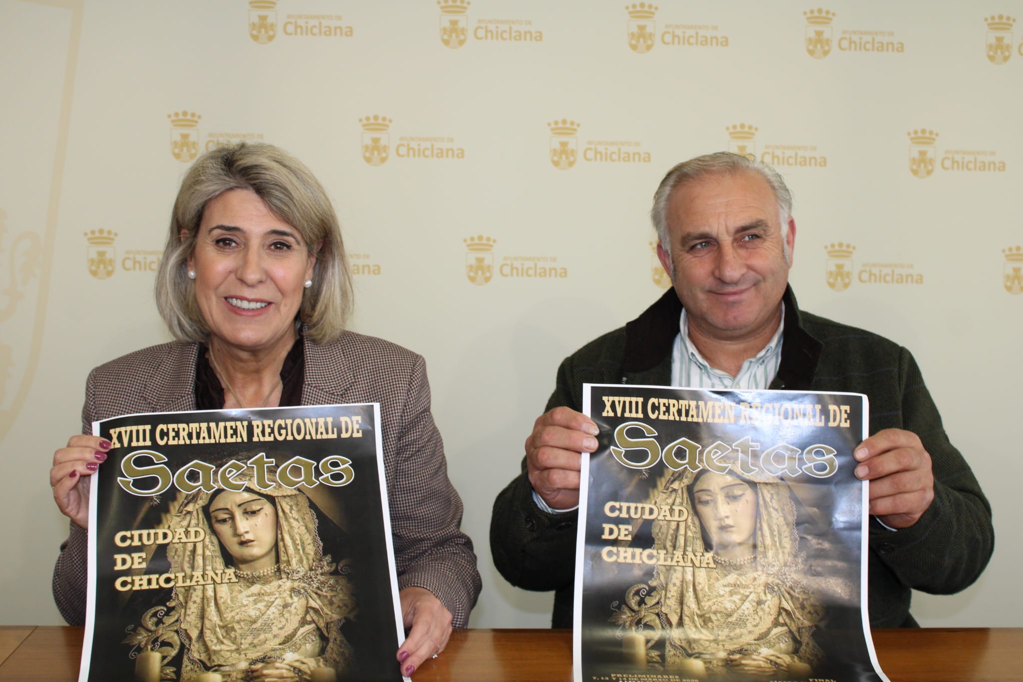 La delegada y el presidente de la peña flamenca con el cartel del concurso. La delegada y el presidente de la peña flamenca con el cartel del concurso.