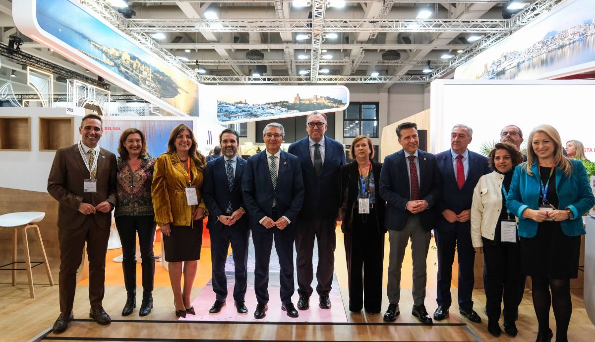 Arturo Bernal, con representantes del sector turístico en ITB Berlín.