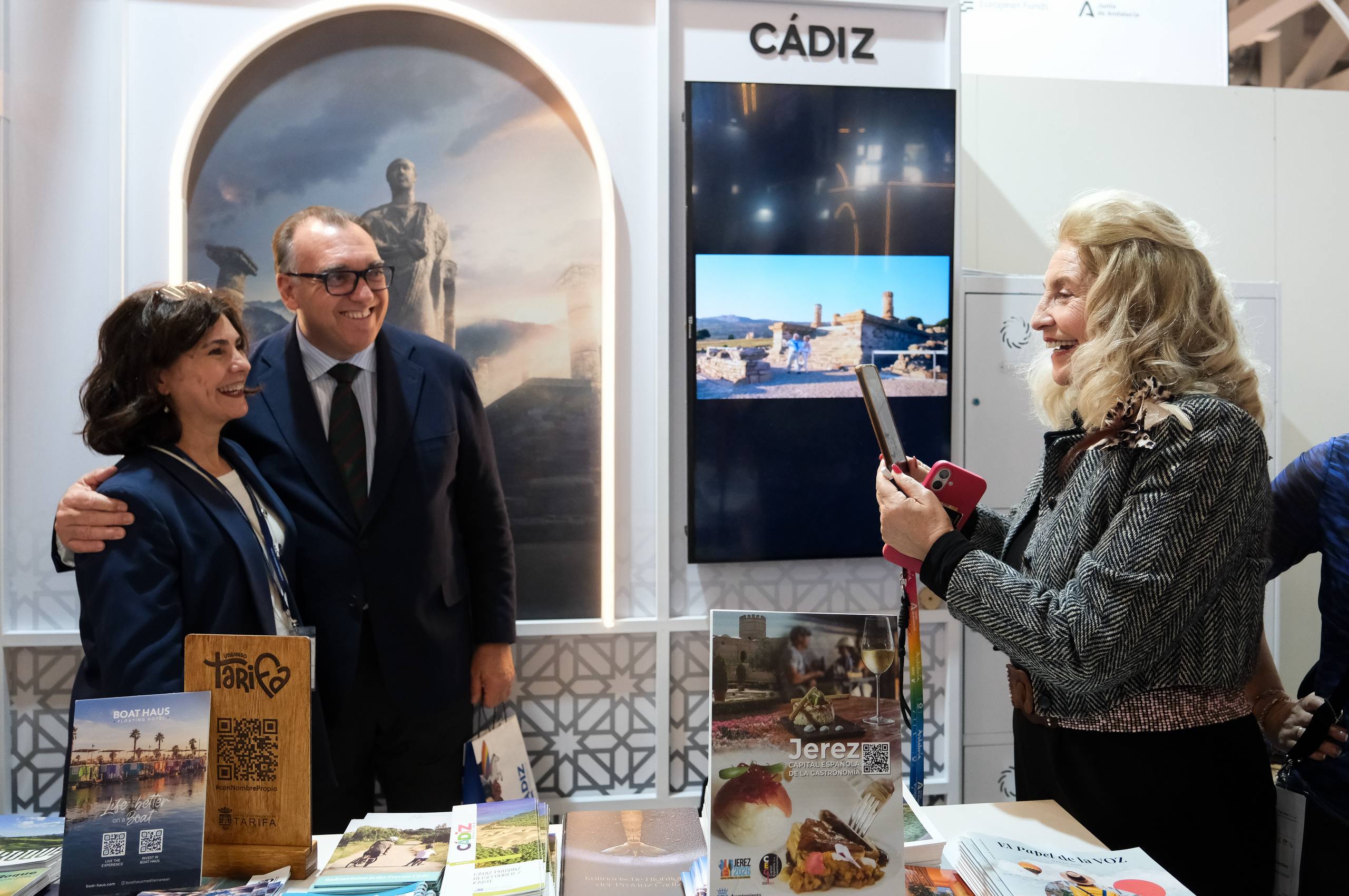 El consejero de Turismo, Arturo Bernal, en el stand de Cádiz.