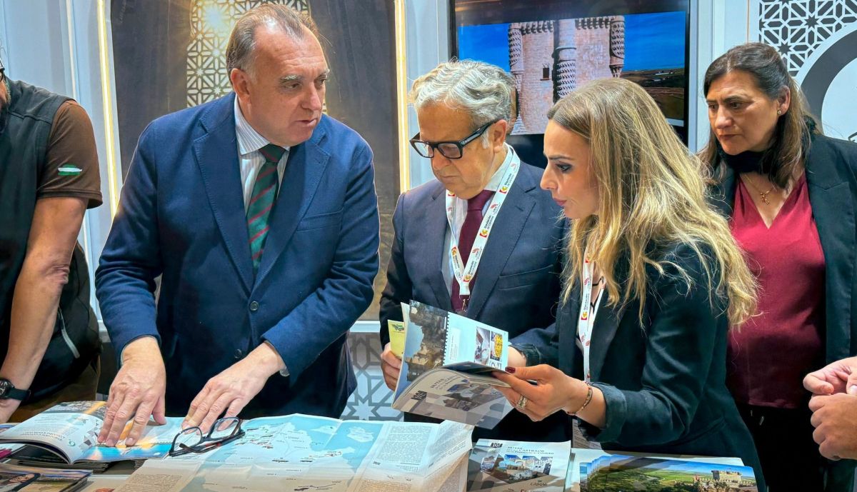 Fuentes y Ruiz, con el consejero Arturo Bernal en el stand de Córdoba.