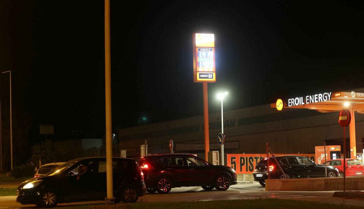 Acceso a una gasolinera de Jerez.