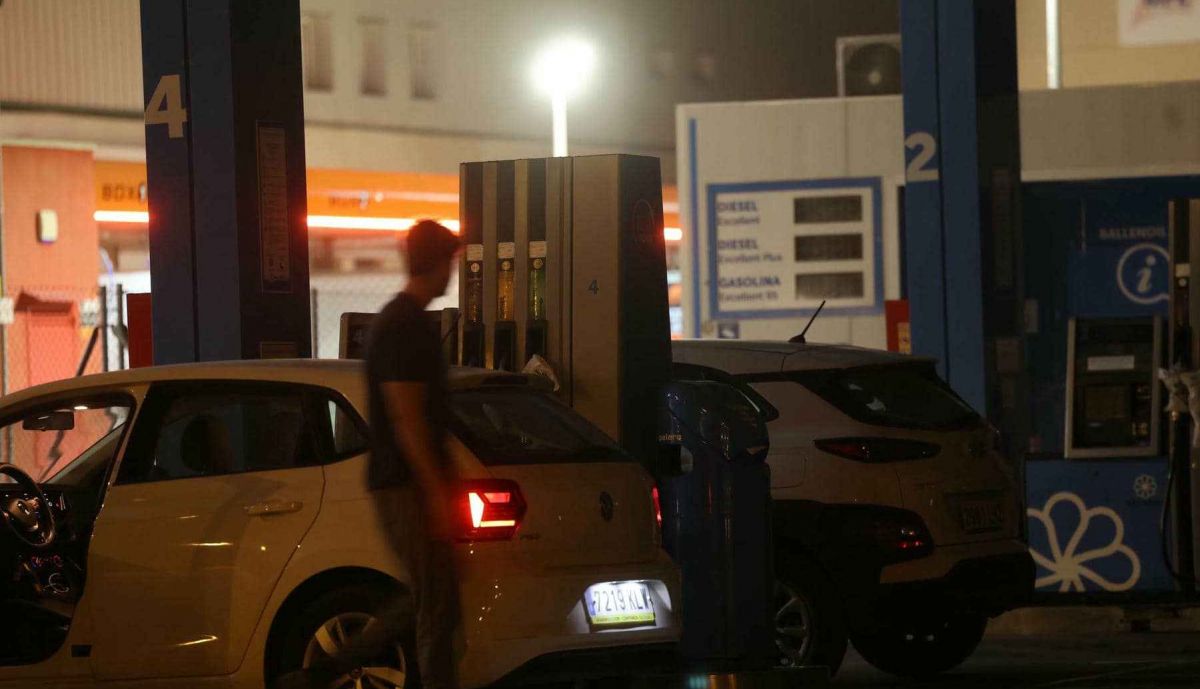 Ante la subida de precios son muchas las personas las que han acudido a echar gasolina