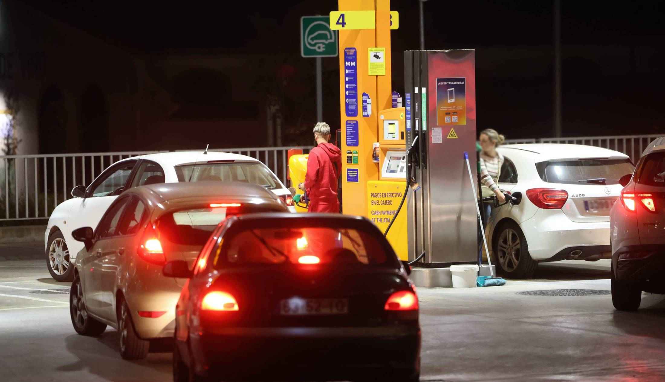 Personas repostando esta noche en una gasolinera en Jerez. Personas repostando esta noche en una gasolinera en Jerez.
