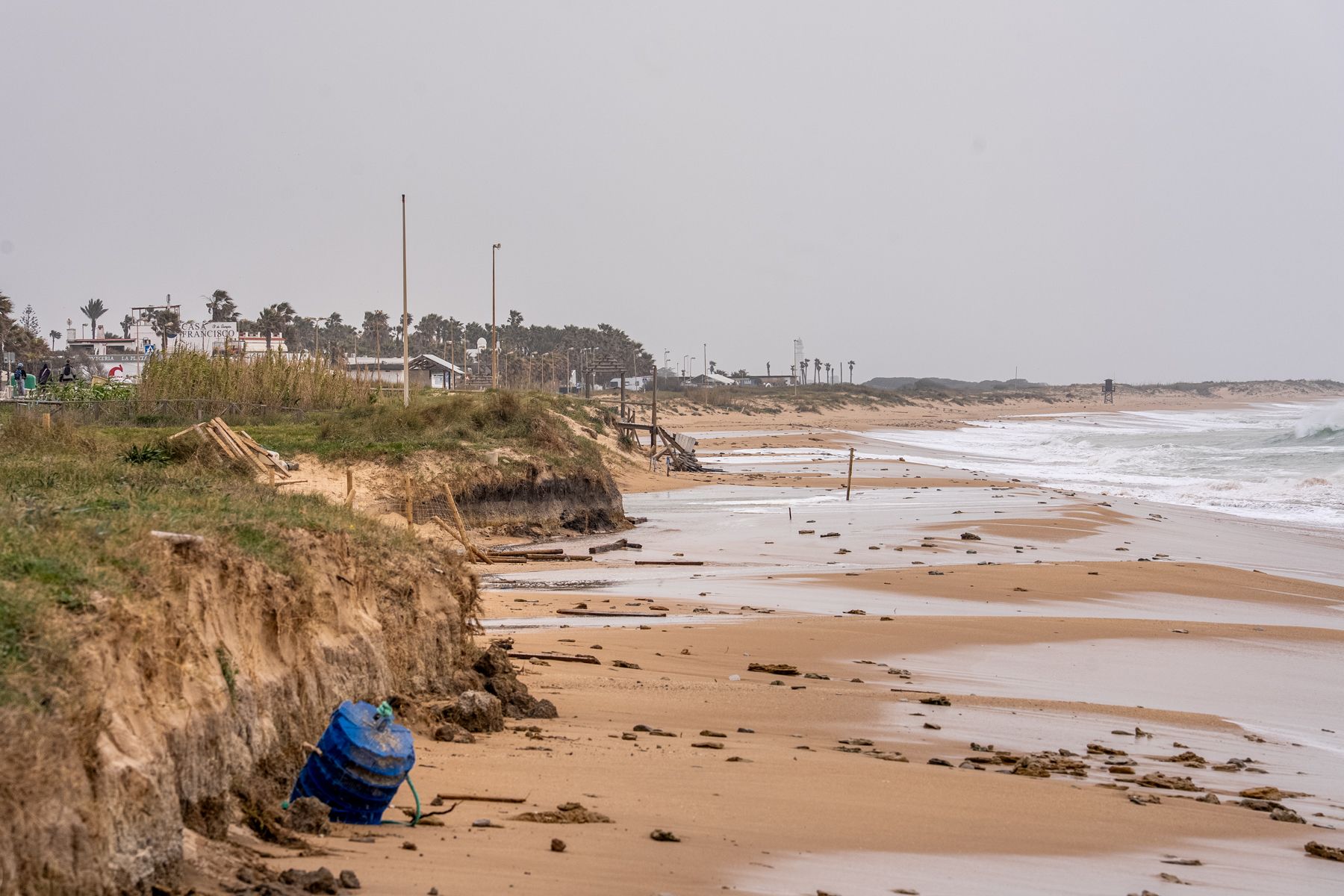 Así se encuentra la playa de El Palmar de Vejer tras el paso del tren de borrascas.