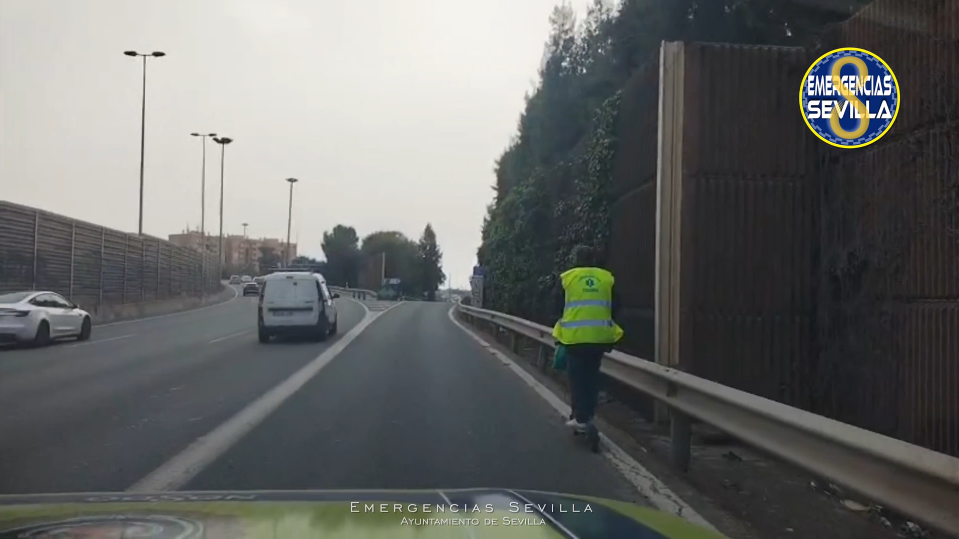 Un hombre en patinete por la autovía.
