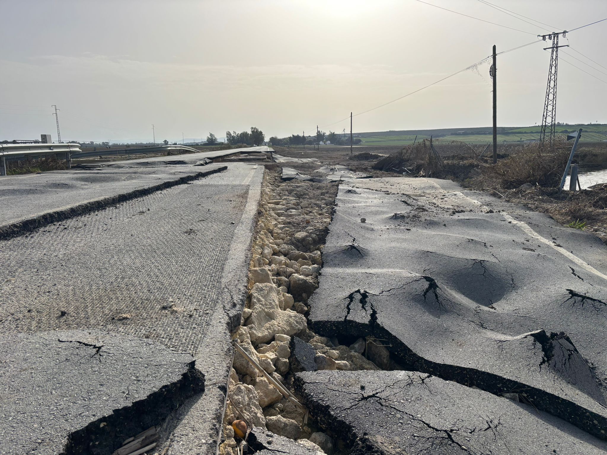 Estado actual de la carretera de La Ina, destrozada por los temporales y sin arreglar.