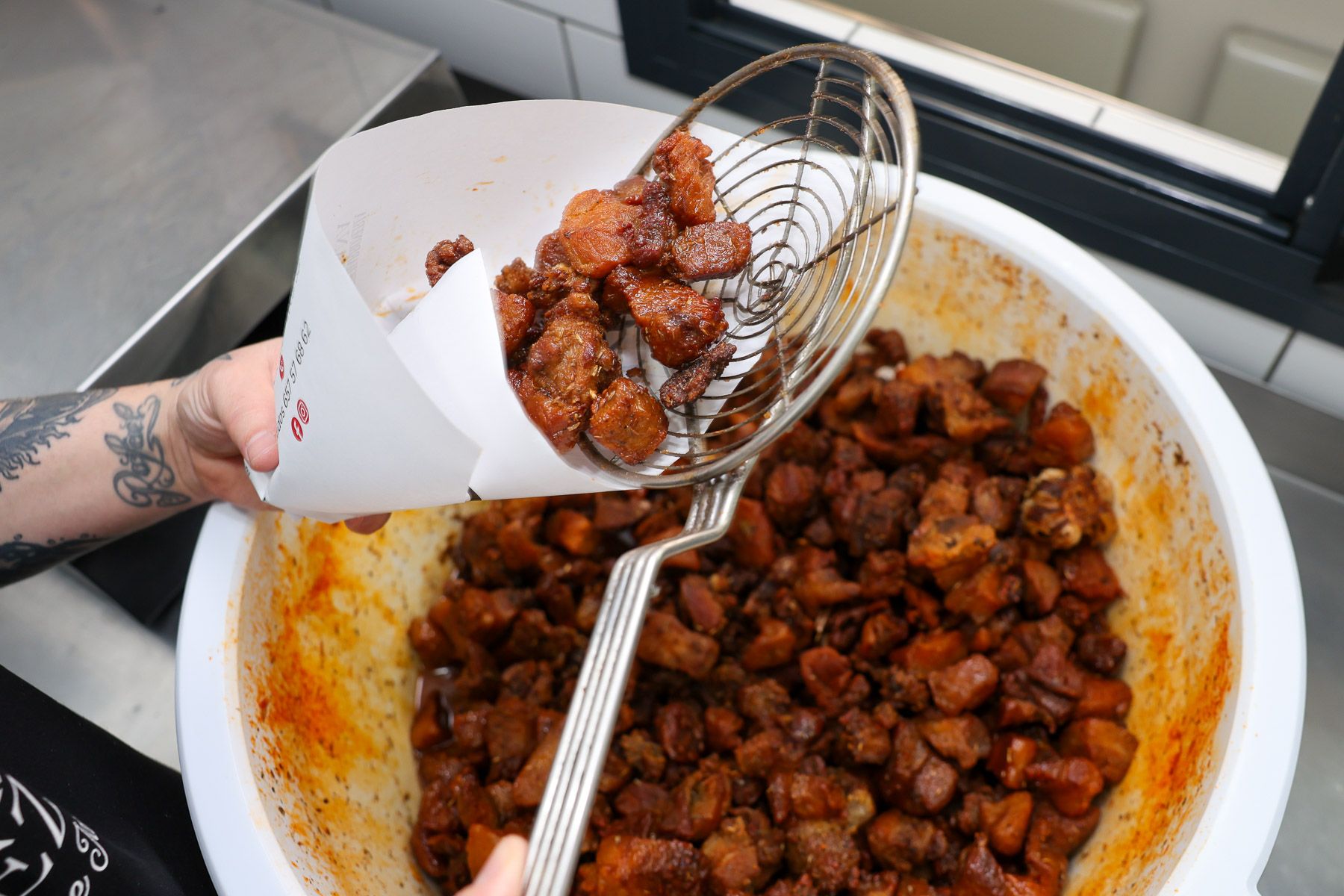 Preparación de un cartucho de este producto ibérico en La Chicharronería Jerezana de Javi.
