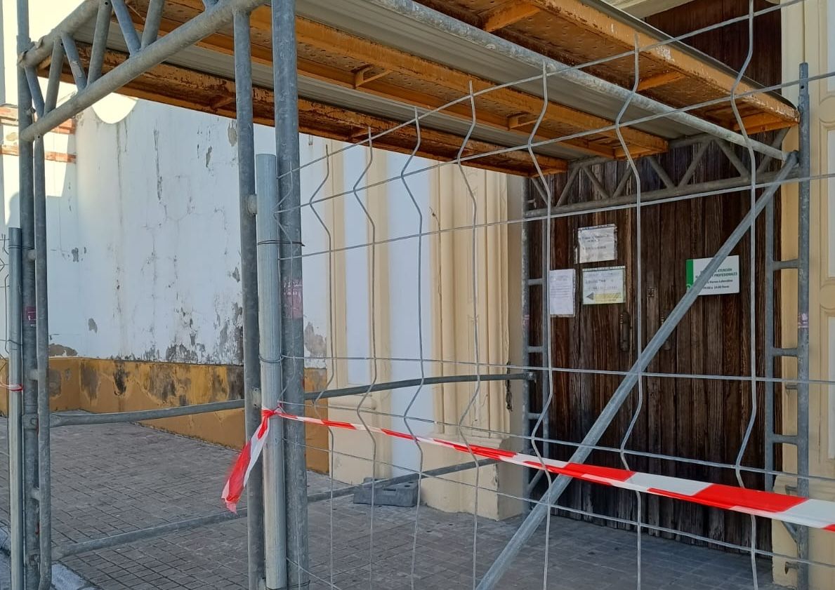 Estado de los Juzgados de Marzales, en Algeciras, con vallas y puntales. Estado de los Juzgados de Marzales, en Algeciras, con vallas y puntales.