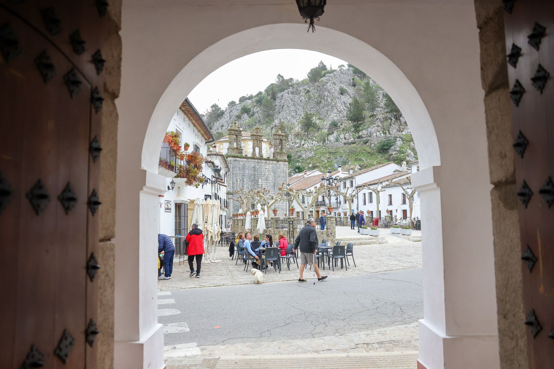 La plaza de España de Grazalema, en el centro del pueblo, vista desde el Ayuntamiento.