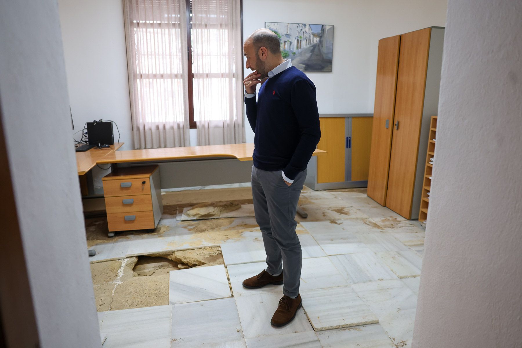 Carlos Javier García, alcalde de Grazalema, en dependencias municipales, con destrozos provocados por las lluvias.