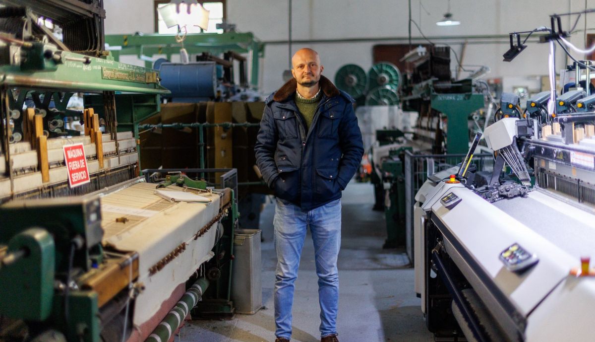 Mario Sánchez, cuarta generación de Mantas de Grazalema, la única fábrica que se mantiene en el pueblo.