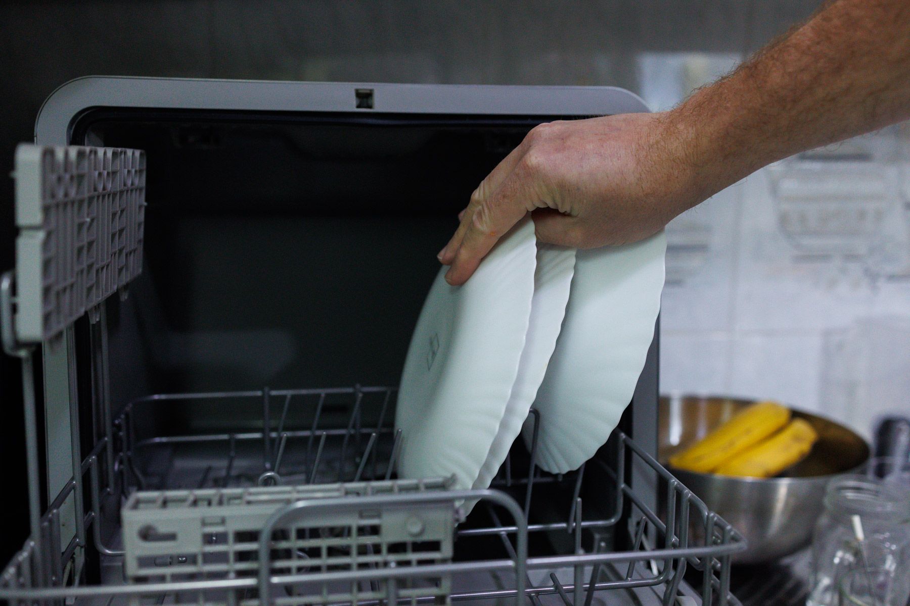Precio de la luz: qué horas son más baratas para poner un lavavajillas.