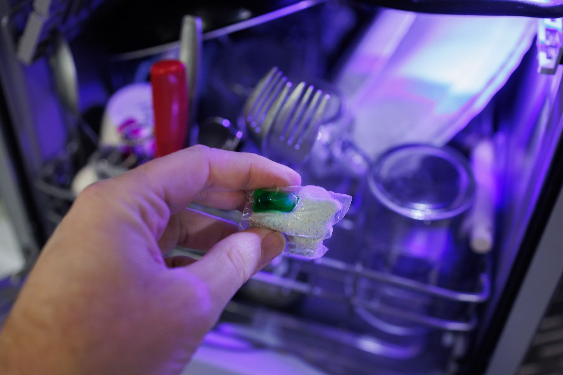 A punto de poner un lavavajillas. Estas serán las horas más baratas para poder hacerlo sin riesgo a precios altos de la luz.