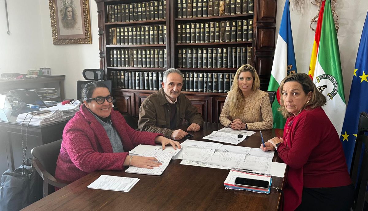 Foto reunión Aqualia planta ósmosis en alcaldía Villamartin