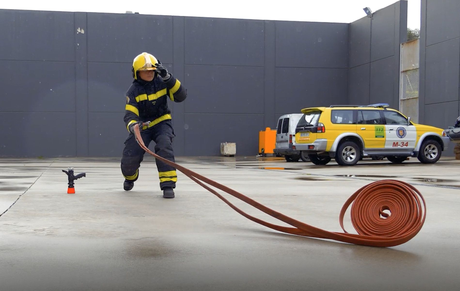 Una bombera del Consorcio de Bomberos de la Provincia de Cádiz.