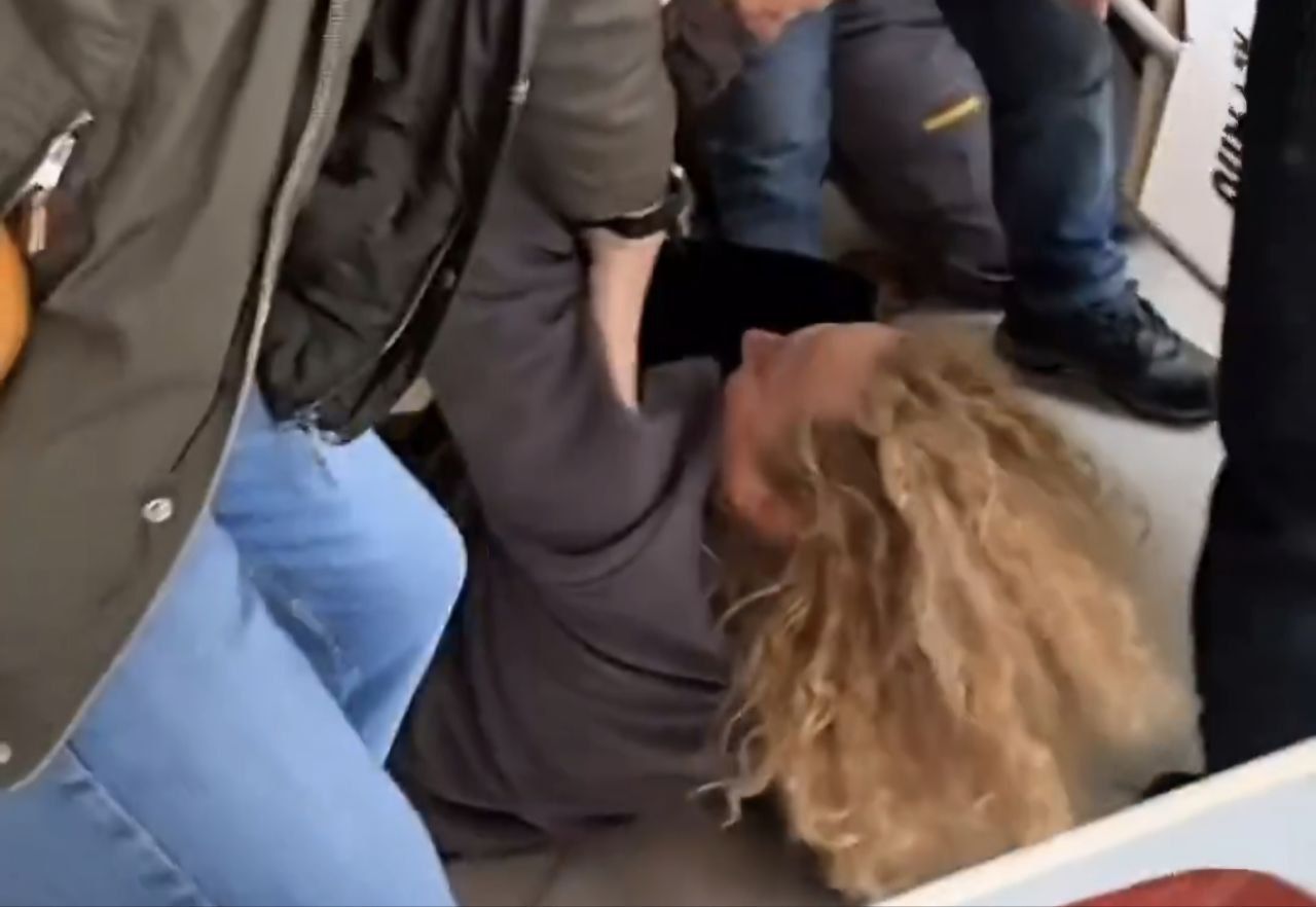 Una trabajadora de la limpieza por los suelos tras intentar entrar en el ayuntamiento de Sevilla.