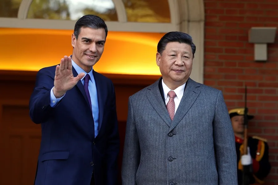 Pedro Sánchez, en una de sus visitas a Pekín, recibido por el presidente de China, Xi Jinping.