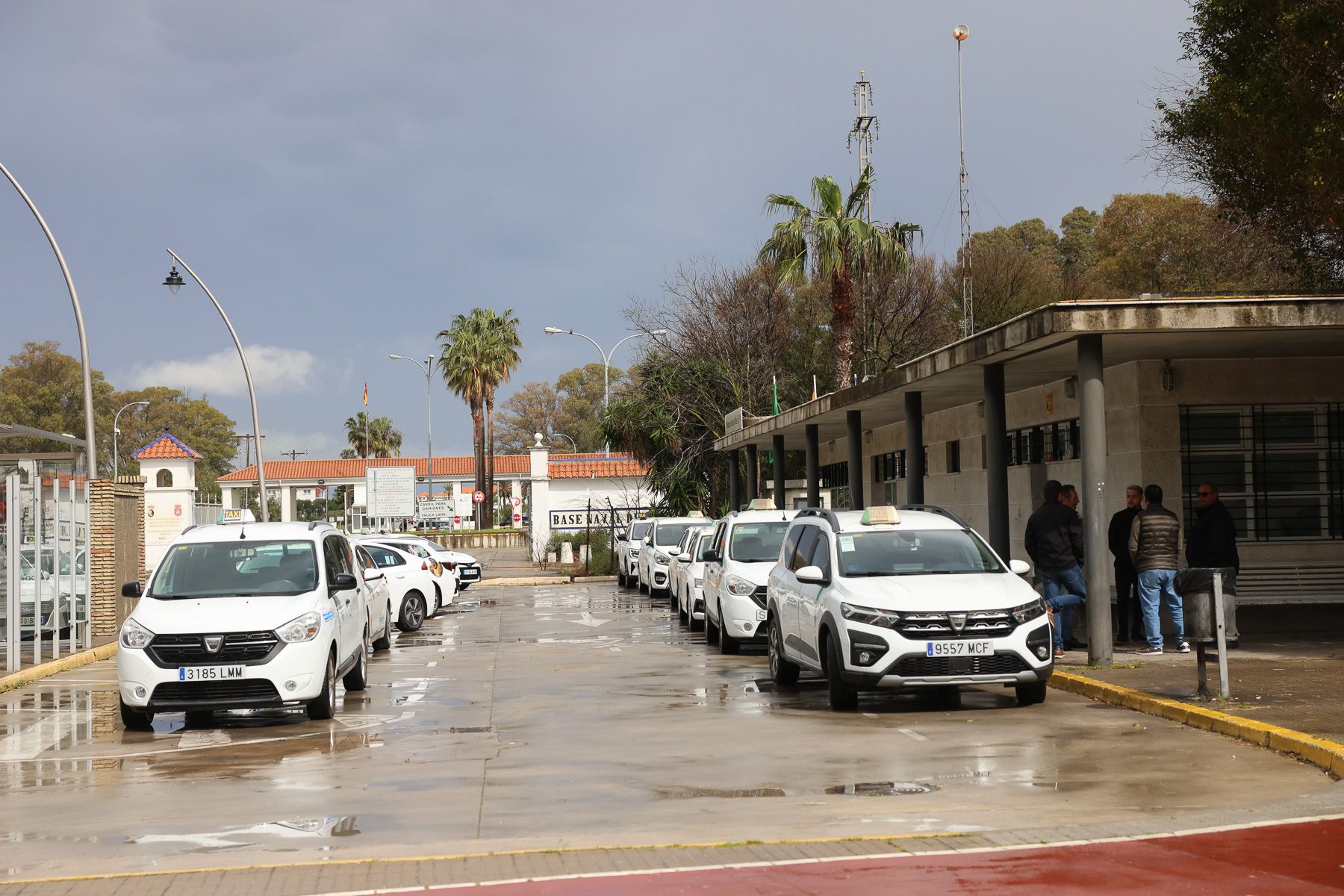 Gran afluencia de taxis a las puertas de la base de Rota.