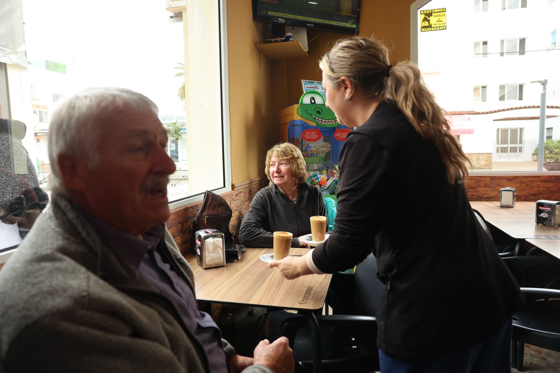 Philip Simmons y su mujer, en un bar cercano a la base de Rota.