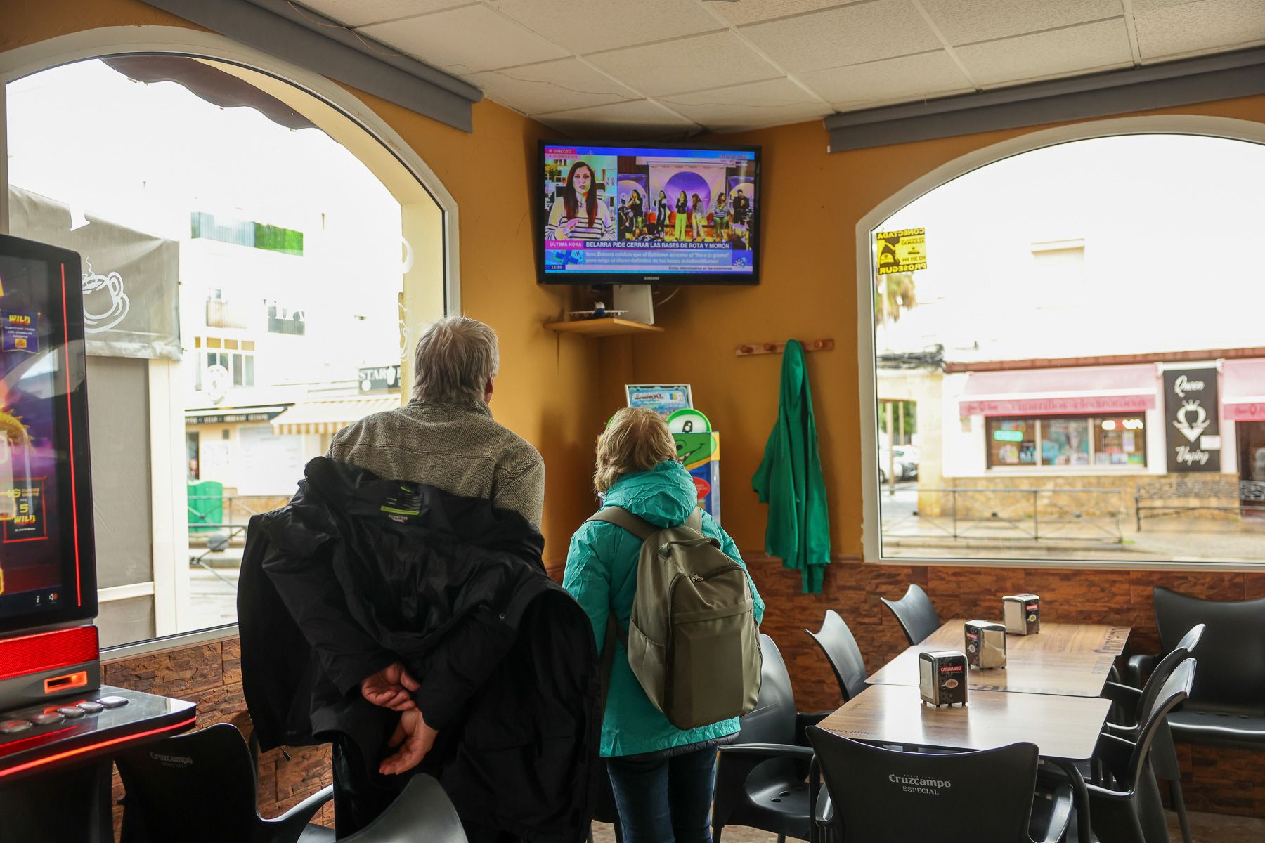 Philip Simmons y su mujer, ambos ingleses, ven en la televisión la última hora del conflicto internacional.