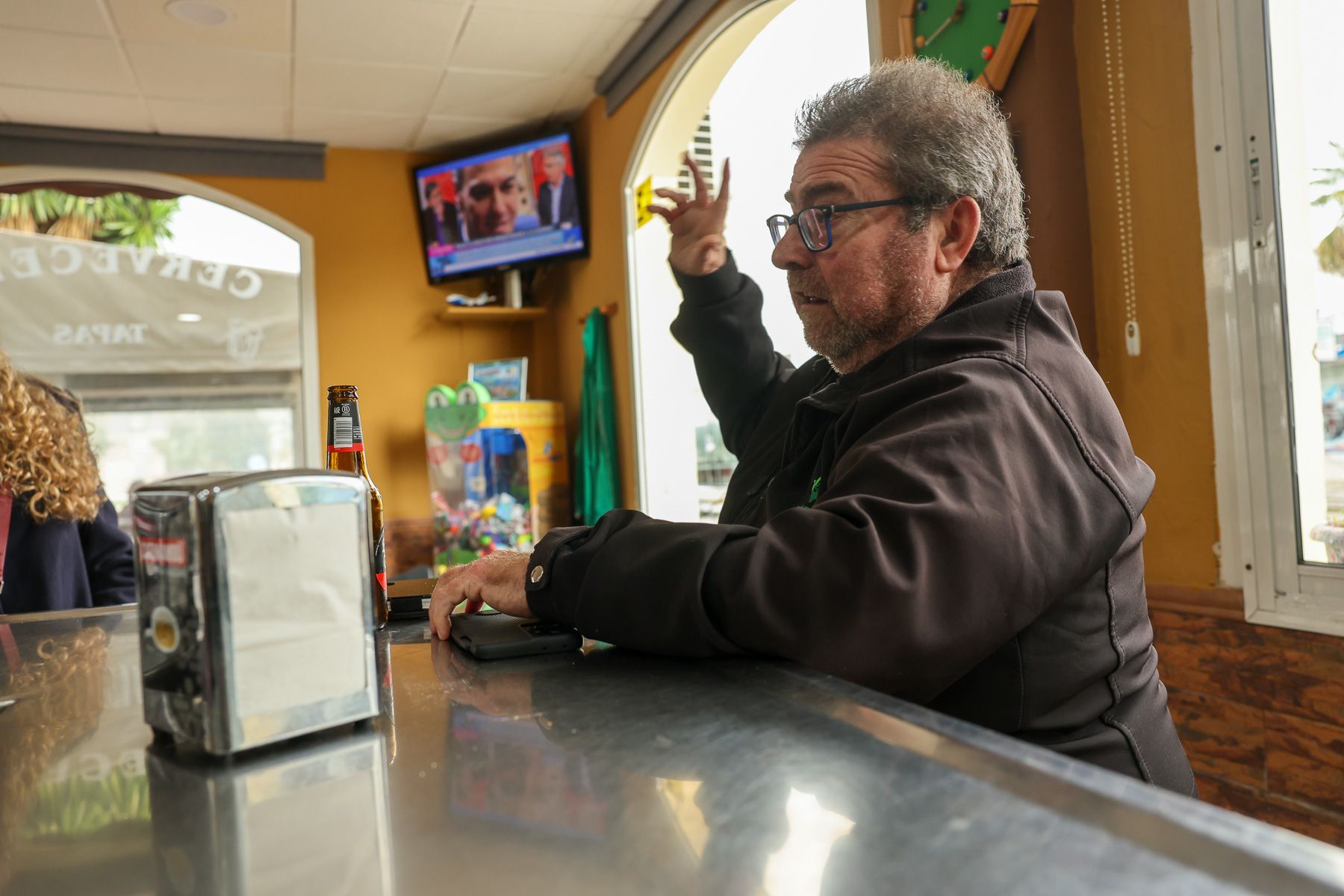 Francisco Javier, taxista de Rota, comenta cómo vive el pueblo la tensión internacional.
