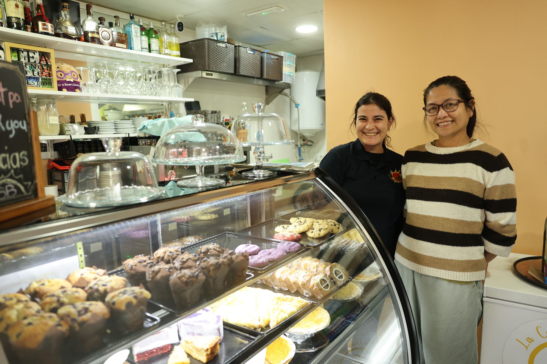 Andrea y Sunshine, del local Sunshine Bakery, al lado de la Base Naval de Rota.