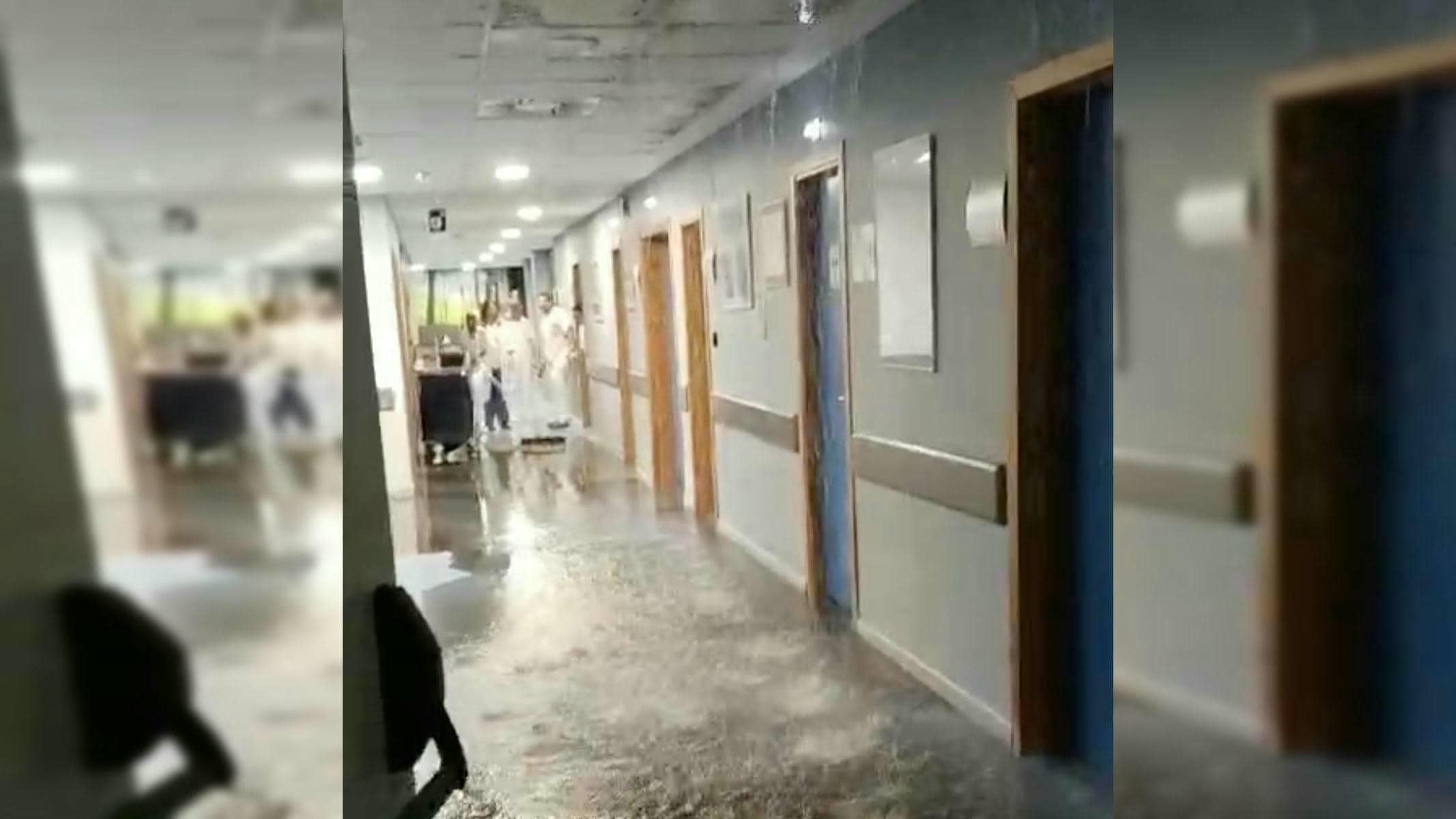 Un pasillo se inunda tras romperse una tubería en el Hospital de Valme de Sevilla. Un pasillo se inunda tras romperse una tubería en el Hospital de Valme de Sevilla.