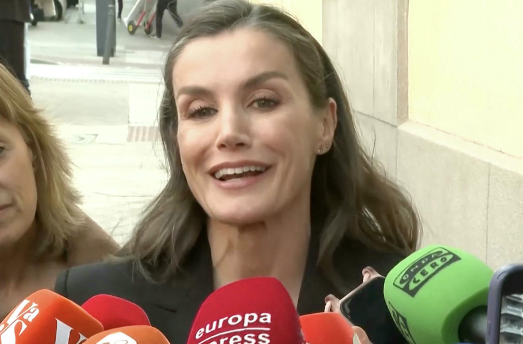 La reina Letizia acude a la capilla ardiente de Fernando Onega en la Casa de Galicia en Madrid. 