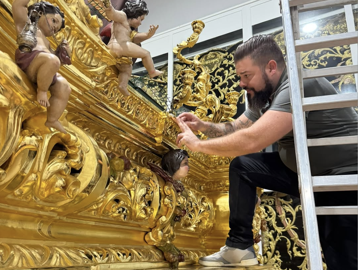 El dorador Paco Pardo trabajando en la canastilla de un paso.