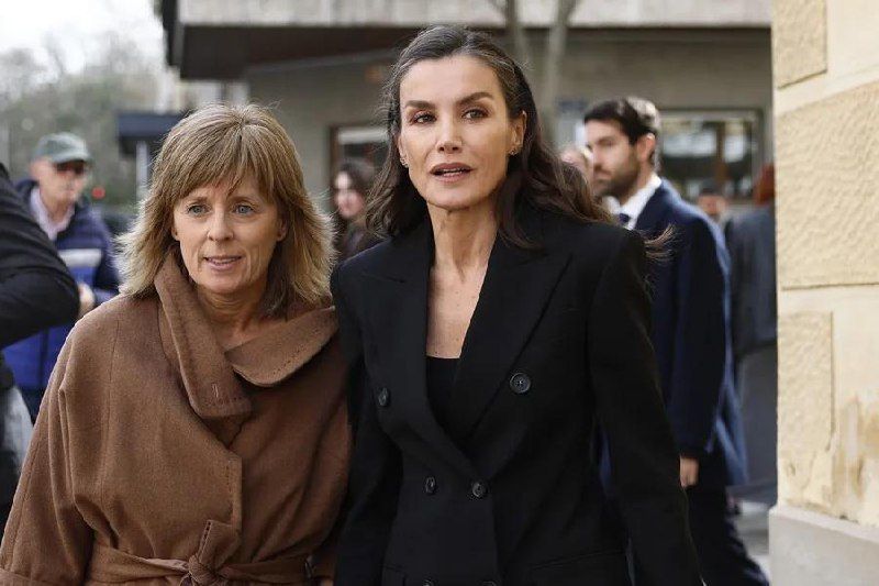 La reina Letizia junto a la periodista Marta Carazo a su llegada a la capilla ardiente del periodista Fernando Ónega.